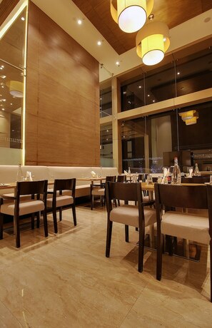 Imagen del bar/restaurante del Hotel Keys Prima Temple Tree, Shirdi. Foto 2