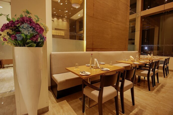 Imagen del bar/restaurante del Hotel Keys Prima Temple Tree, Shirdi. Foto 3