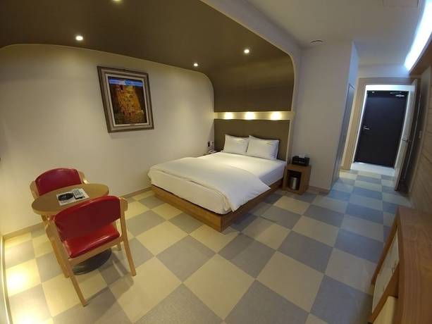 Imagen de la habitación del Hotel Khan Hotel. Foto 7