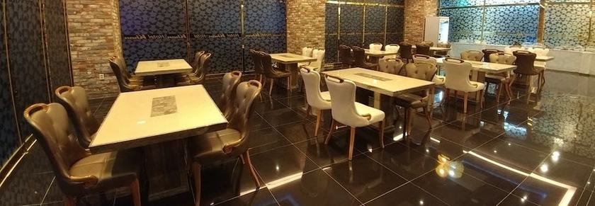 Imagen del bar/restaurante del Hotel Khan Hotel. Foto 4