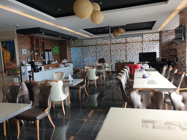 Imagen del bar/restaurante del Hotel Khan Hotel. Foto 5