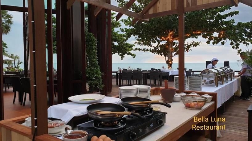 Imagen del bar/restaurante del Hotel Khanom Beach Resort and Spa. Foto 7