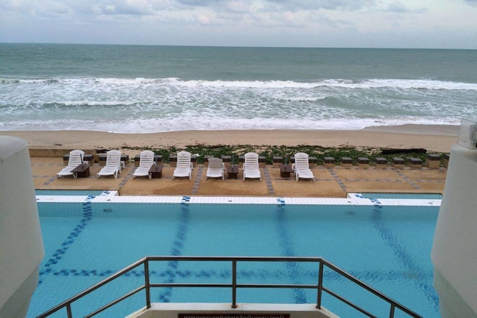 Imagen de la piscina del Hotel Khanom Golden Beach. Foto 18