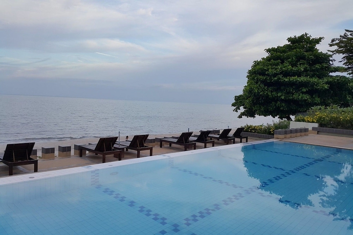 Imagen de la piscina del Hotel Khanom Golden Beach. Foto 19