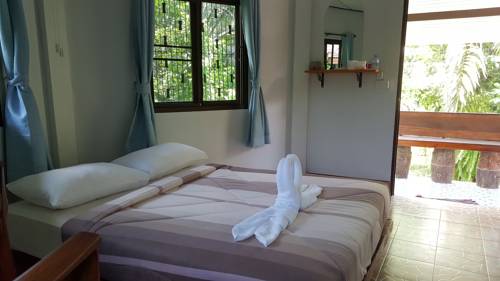 Imagen de la habitación del Hotel Khao Sok Jungle Huts. Foto 6