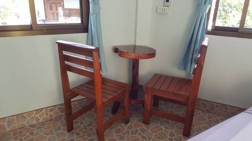 Imagen de la habitación del Hotel Khao Sok Jungle Huts. Foto 7