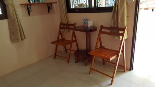 Imagen de la habitación del Hotel Khao Sok Jungle Huts. Foto 9