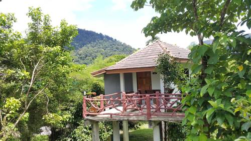 Imagen de la habitación del Hotel Khao Sok Jungle Huts. Foto 12