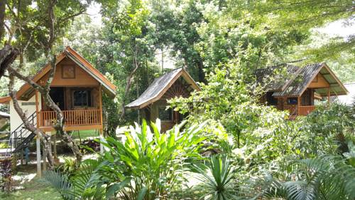Imagen de la habitación del Hotel Khao Sok Jungle Huts. Foto 13