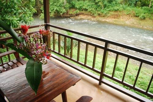 Imagen de la habitación del Hotel Khao Sok River Lodge. Foto 5