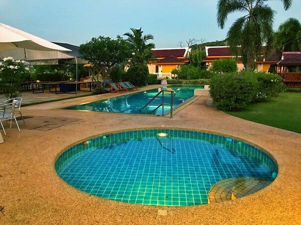 Imagen de la piscina del Hotel Khao Tao lake and beach villas Hua Hin. Foto 8