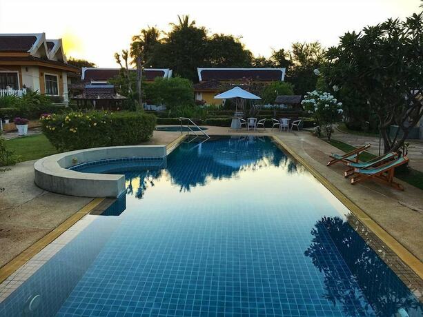 Imagen de la piscina del Hotel Khao Tao lake and beach villas Hua Hin. Foto 10