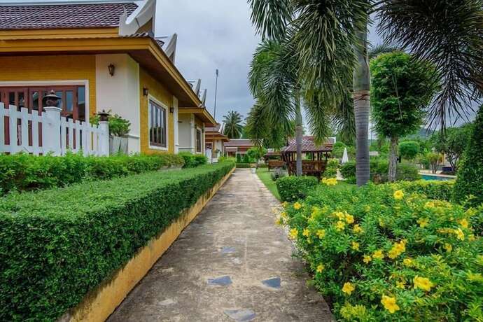 Imagen de los exteriores del Hotel Khao Tao lake and beach villas Hua Hin. Foto 6