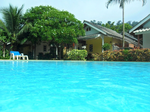 Imagen de la piscina del Hotel Khaolak Banana Bungalow. Foto 12