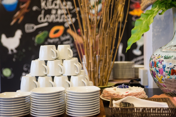 Imagen del bar/restaurante del Hotel Khaolak Emerald Surf Beach Resort and Spa. Foto 8