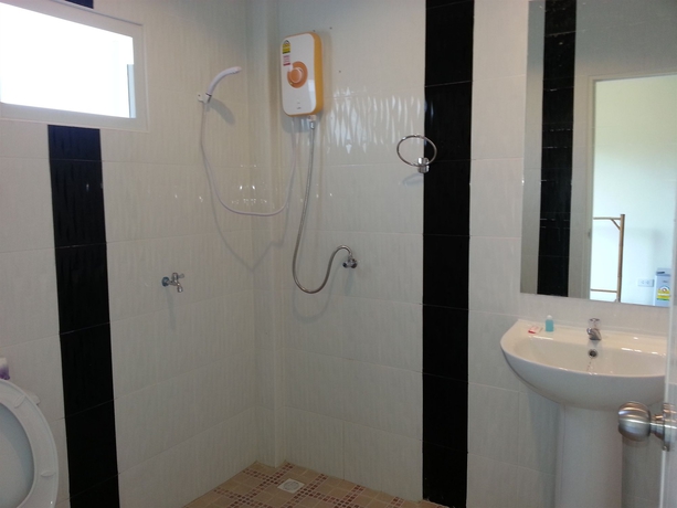 Imagen de la habitación del Hotel Khaolak Summer House Resort. Foto 6