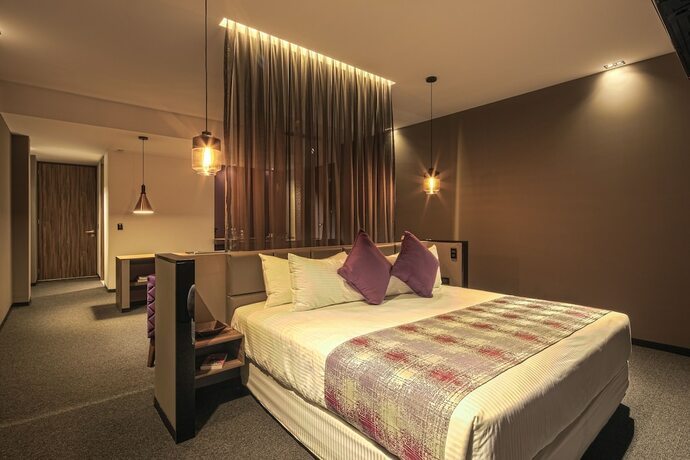 Imagen de la habitación del Hotel Kharma Suites. Foto 19