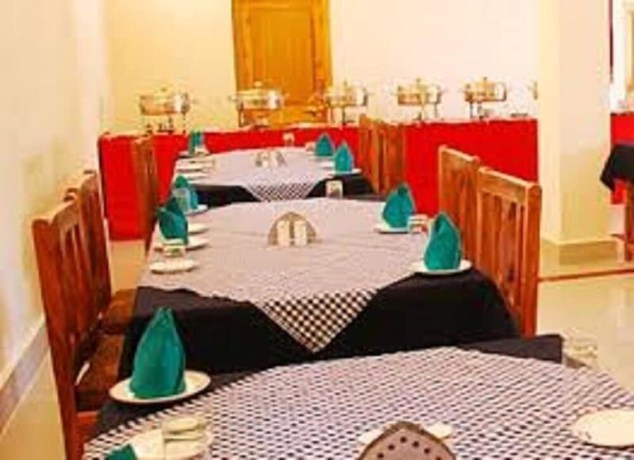 Imagen del bar/restaurante del Hotel Khasdan. Foto 2