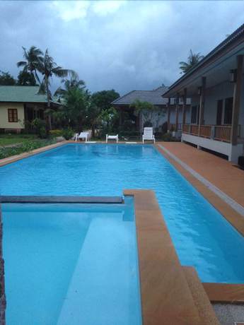 Imagen de la piscina del Hotel Khum Laanta Resort. Foto 19