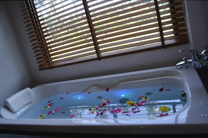 Imagen de la habitación del Hotel Khum Laanta Resort. Foto 10