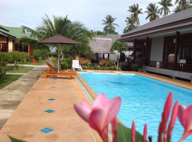 Imagen de la piscina del Hotel Khum Laanta Resort. Foto 20
