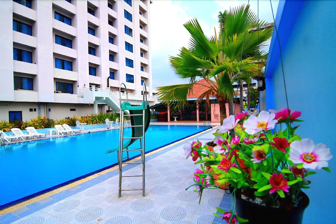 Imagen de la piscina del Hotel Khumsuphan Hotel. Foto 14