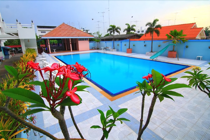 Imagen de la piscina del Hotel Khumsuphan Hotel. Foto 15