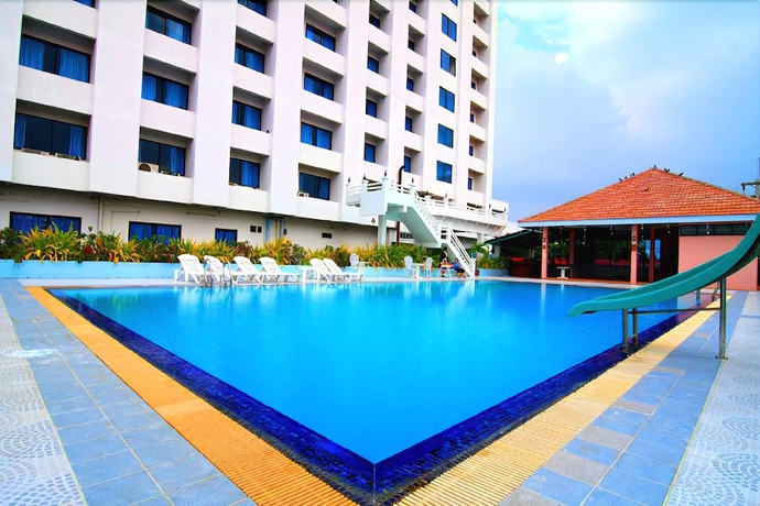 Imagen de la piscina del Hotel Khumsuphan Hotel. Foto 16