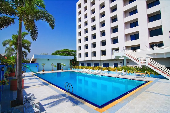 Imagen de la piscina del Hotel Khumsuphan Hotel. Foto 17