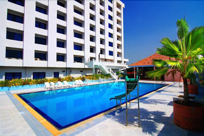 Imagen de la piscina del Hotel Khumsuphan Hotel. Foto 18