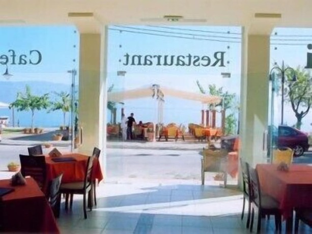 Imagen del bar/restaurante del Hotel Kiani Akti, Aigialeia. Foto 2