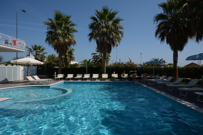 Imagen de la piscina del Hotel Kiara Residence. Foto 12