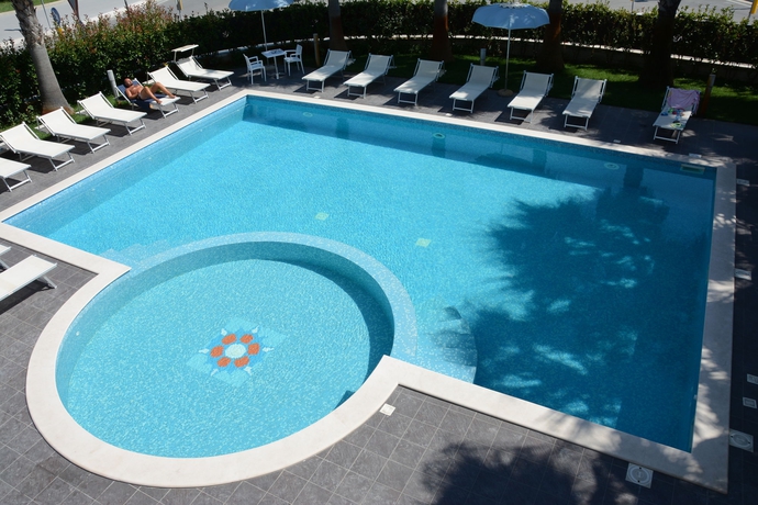 Imagen de la piscina del Hotel Kiara Residence. Foto 13