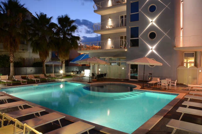 Imagen de la piscina del Hotel Kiara Residence. Foto 14