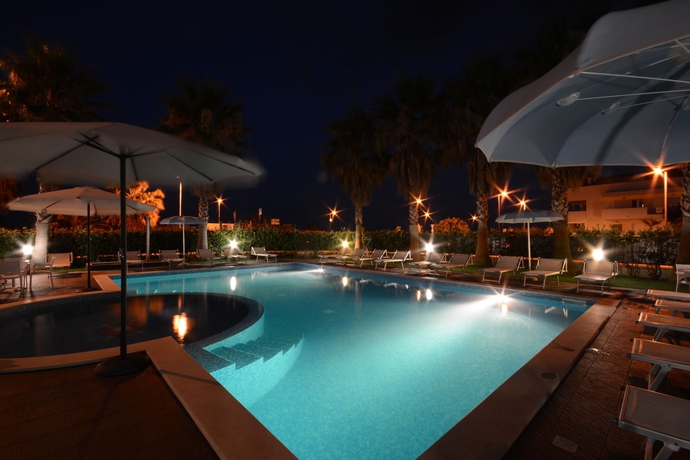 Imagen de la piscina del Hotel Kiara Residence. Foto 15