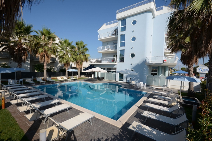 Imagen de la piscina del Hotel Kiara Residence. Foto 16