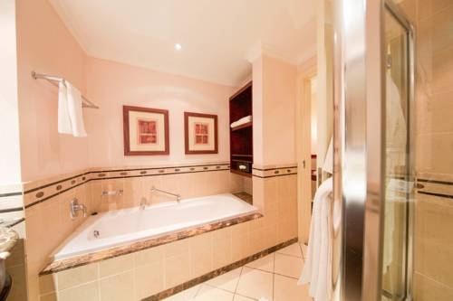 Imagen de la habitación del Hotel Kigali Serena. Foto 6