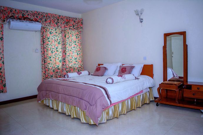 Imagen de los interiores del Hotel Kilimanjaro Crane. Foto 14