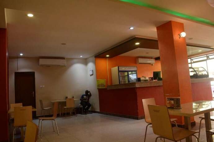 Imagen del bar/restaurante del Hotel Kilimanjaro Inn. Foto 13