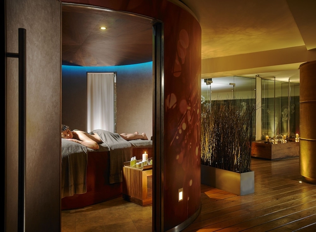 Imagen de la piscina del Hotel Killarney Plaza and Spa. Foto 19