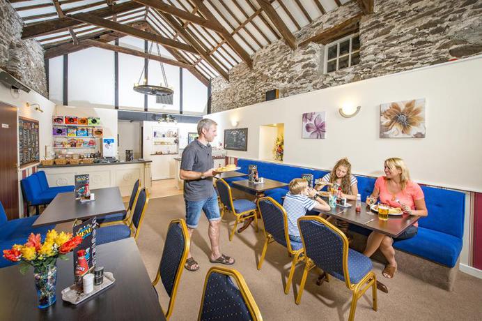 Imagen del bar/restaurante del Hotel Killigarth Manor Holiday Park. Foto 2