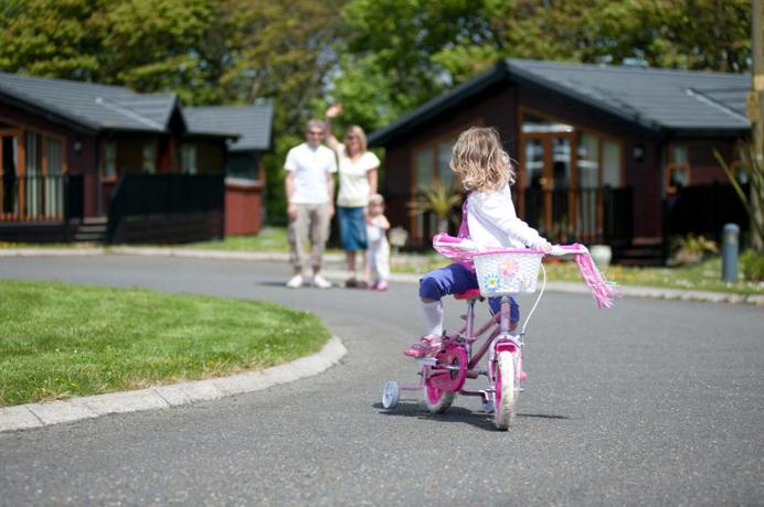 Imagen de los exteriores del Hotel Killigarth Manor Holiday Park. Foto 5