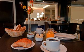 Imagen del bar/restaurante del Hotel Kilton. Foto 2