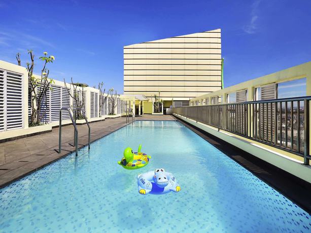 Imagen de la piscina del Hotel Kimaya Braga Bandung By Harris. Foto 19