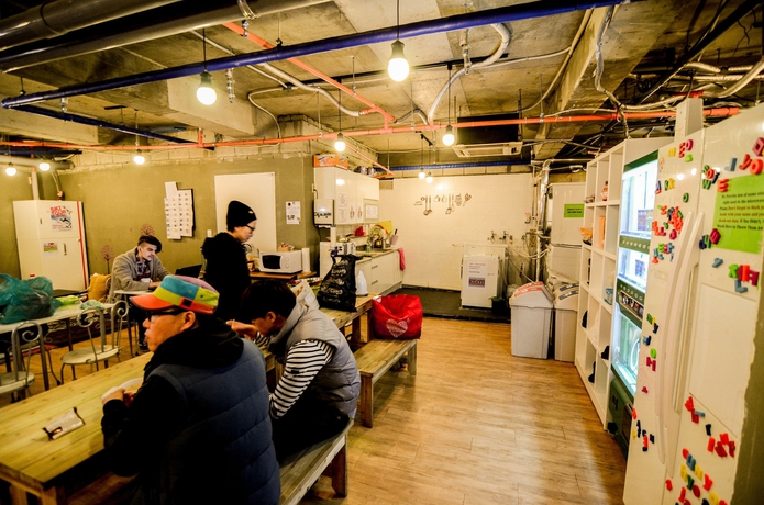 Imagen del bar/restaurante del Hotel Kimchee Sinchon Guesthouse. Foto 4
