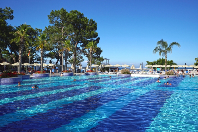 Imagen de la piscina del Hotel Kimeros Park Holiday Village. Foto 15