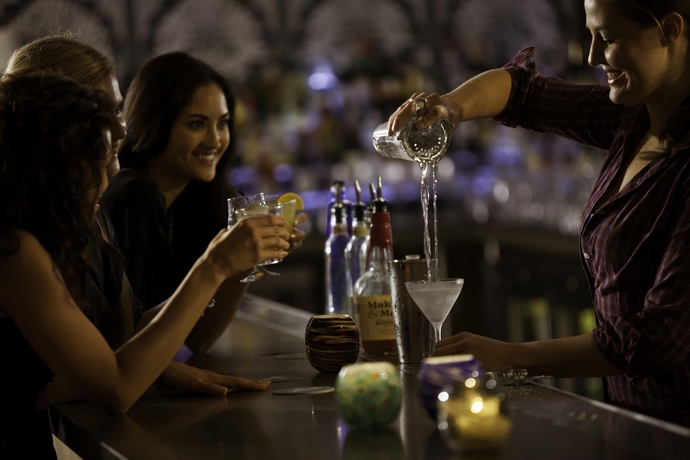 Imagen del bar/restaurante del Hotel Kimpton Surfcomber by IHG. Foto 4