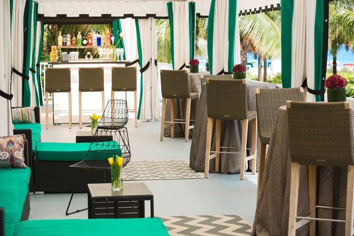 Imagen del bar/restaurante del Hotel Kimpton Surfcomber by IHG. Foto 6