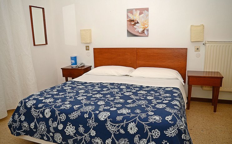 Imagen de la habitación del Hotel Kinda. Foto 15