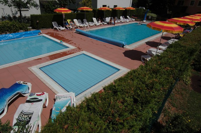 Imagen de la piscina del Hotel Kinderhotel Adriana. Foto 17